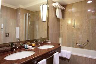 Отель Crowne Plaza Minsk Hotel Минск Стандартный двухместный номер с 1 кроватью или 2 отдельными кроватями-4