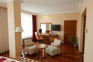 Отель Crowne Plaza Minsk Hotel Минск Улучшенный номер - для курящих-7