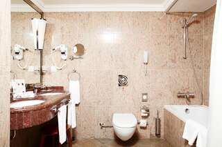 Отель Crowne Plaza Minsk Hotel Минск Люкс с 1 спальней-3